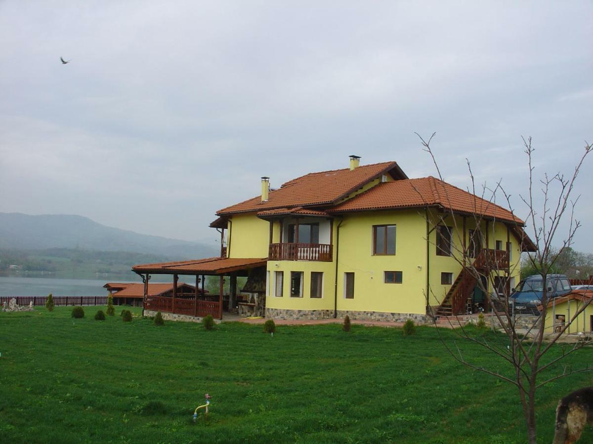 Vila On A Lake Lyastoviche Gnezdo Near Troyan Голяма Желязна Екстериор снимка